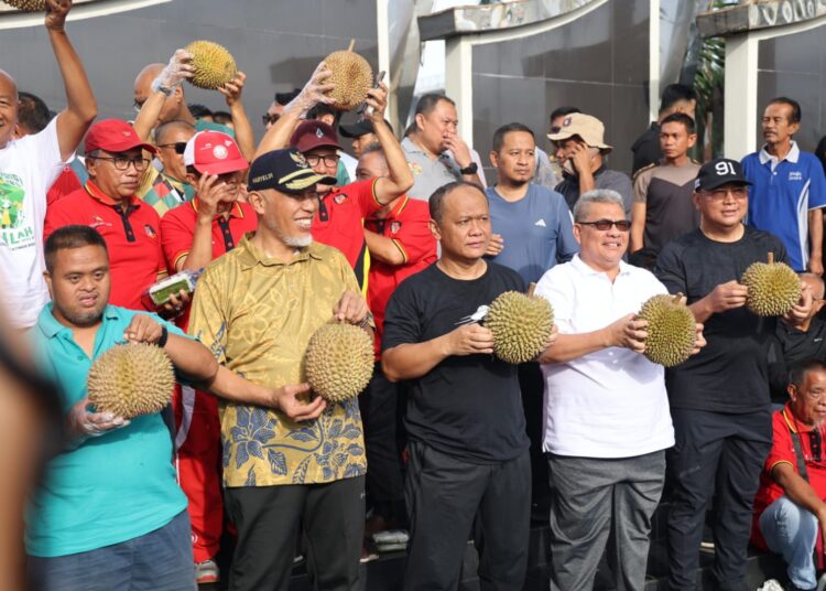 Ketua DPRD Provinsi Sumbar, Muhidi turut menghadiri Festival Makan Durian Basamo pada Minggu (2/2).