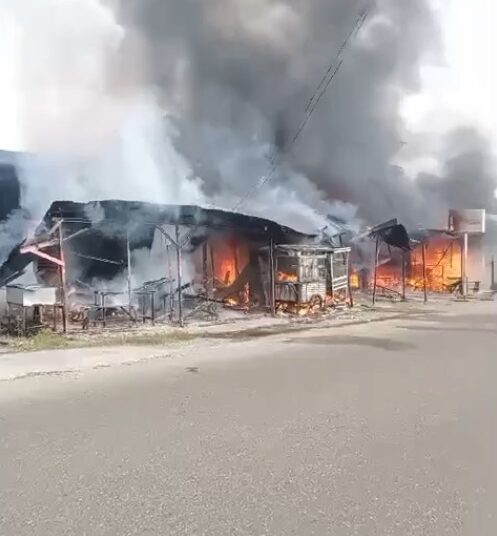 Sejumlah warung di kawasan Tabing, Kota Padang terbakar pada Selasa (4/2).