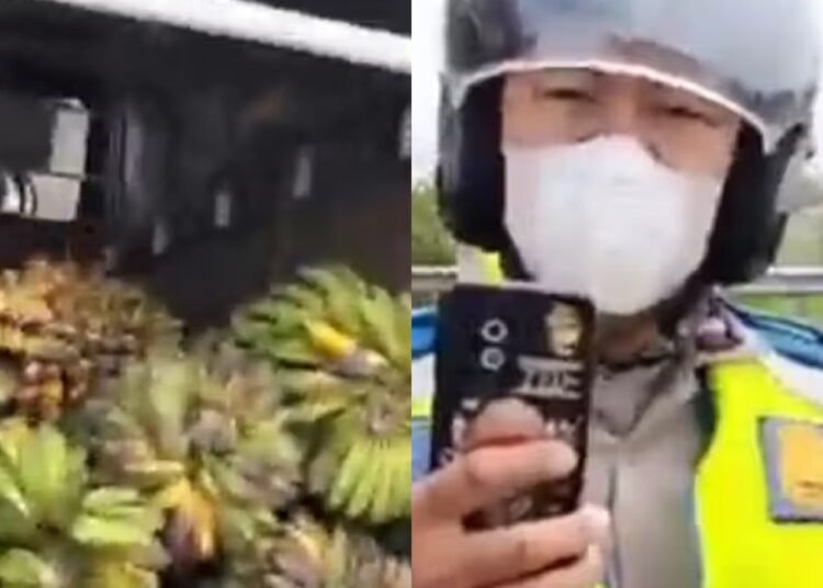 Tangkap layar video polisi menghentikan mobil pengangkut pisang dan diduga menuduh sopir bawa narkoba.