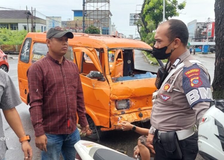 Dua angkot di Padang terlibat kecelakaan pada Sabtu (8/2).