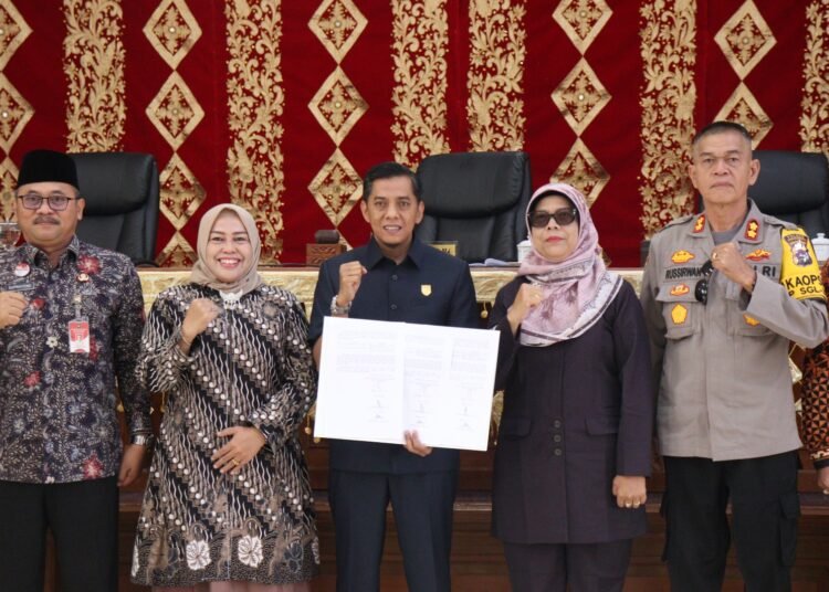 Ketua DPRD Payakumbuh, Wirman Putera, memperlihatkan dokumen hasil rapat parpurna persiapan pelantikan wali kota dan wakil wali kota terpilih di gedung DPRD setempat, Minggu (9/2). IST