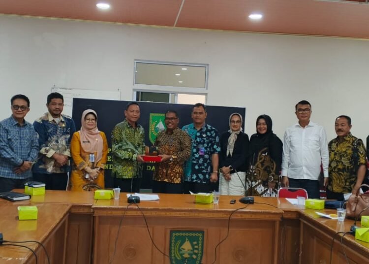 Komisi I DPRD Sumbar studi banding ke Dinas Pemberdayaan Masyarakat Desa dan Kependudukan Catatan Sipil Riau, Kamis (6/2). Foto: DPRD Sumbar