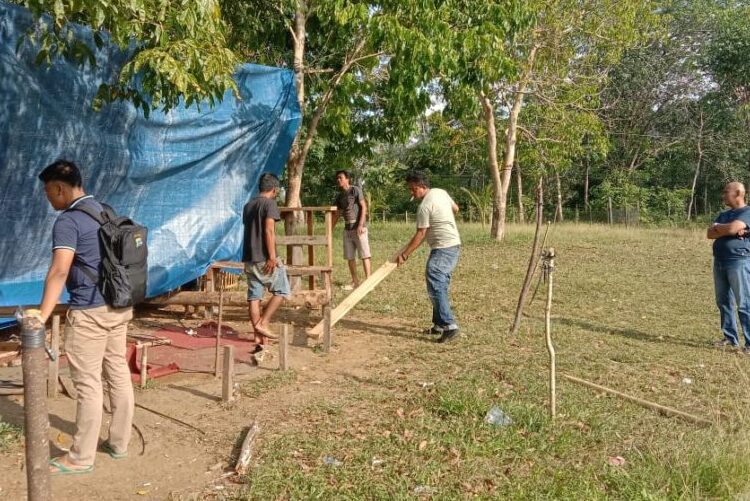 Personel Polsek Basa Ampek Balai Tapan menutup gelanggang yang diduga sering menjadi tempat judi sabung ayam Kampung Air Batu, Nagari Ampang Tulak Tapan, Senin (10/2). Foto: Polsek Basa Ampek Balai Tapan