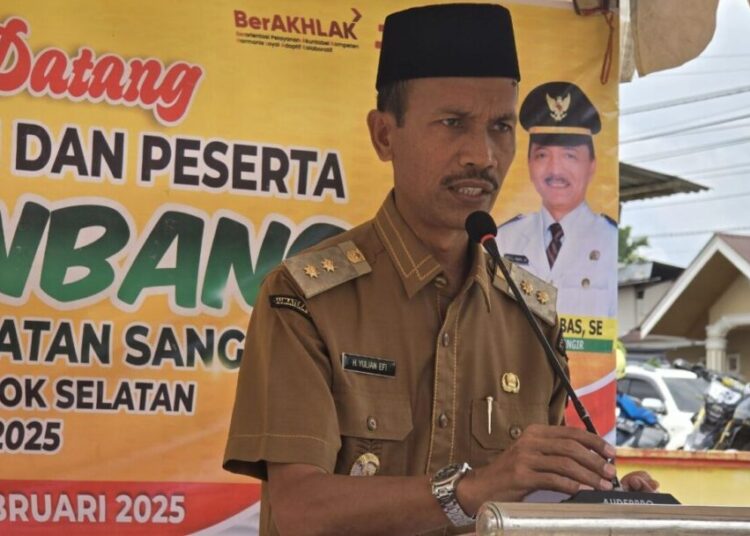 Wakil Bupati Solok Selatan, Yulian Efi, membuka Musrenbang Kecamatan Sangir pada Senin (10/2) di kantor camat tersebut. Foto: Pemkab Solok Selatan