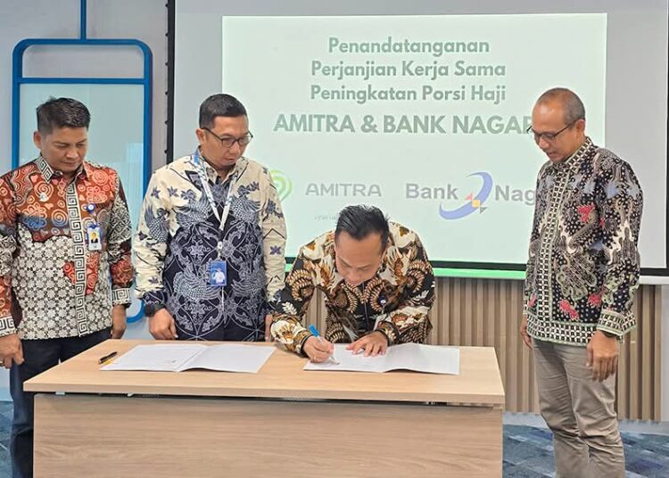 Direktur Utama Bank Nagari, Gusdi Candra, menandatangani kerja sama dengan AMITRA, anak perusahaan Astra International.