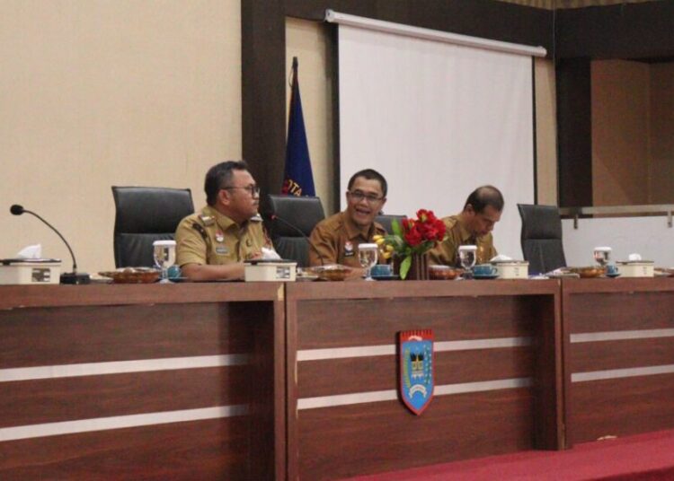 Pj Wali Kota Payakumbuh, Suprayitno, memimpin Rapat Koordinasi Pejabat Pemerintah Kota Payakumbuh di Aula Ngalau Indah Lantai 3 Balai Kota Payakumbuh, Selasa (11/2). Foto: Pemko Payakumbuh