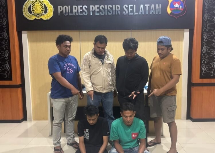 Satuan Reserse Narkoba Polres Pesisir Selatan menangkap F (26) dan B (21), terduga pengedar sabu-sabu, di Nagari Pasar Surantih, Kecamatan Sutera, pada Sabtu (15/2) malam.