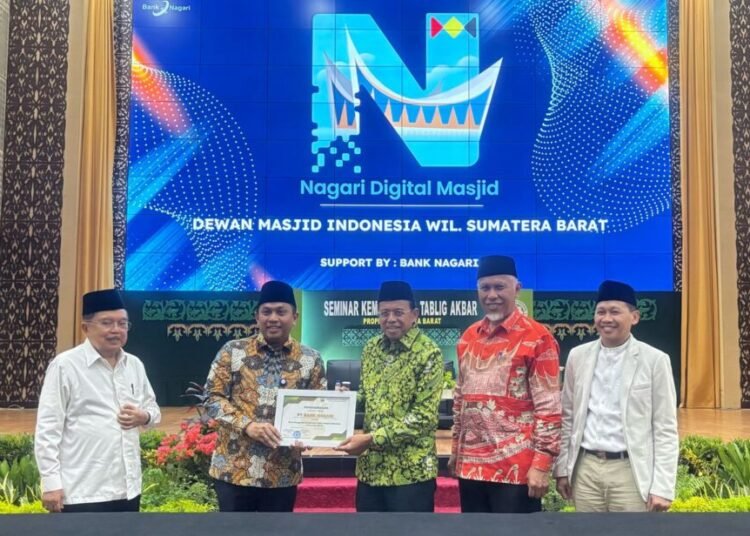 Ketua PP DMI Pusat Jusuf Kalla, Direktur Utama Bank Nagari Gusti Candra, Ketua PW DMI Sumbar Prof. Ganefri, Gubernur Sumbar Mahyeldi Ansharullah, serta Staf Khusus Kemenag RI Farid F. Saenong saat penandatanganan perjanjian kerja sama.