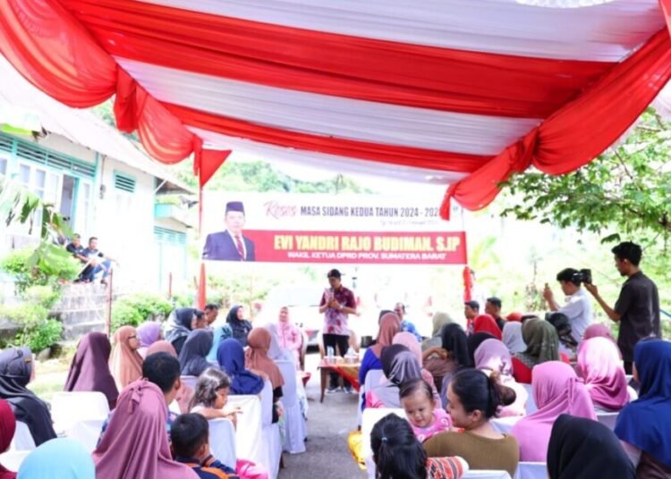 Wakil Ketua DPRD Sumbar Evi Yandri menyerap sejumlah aspirasi masyarakat di tiga lokasi di Padang pada Senin (17/2).