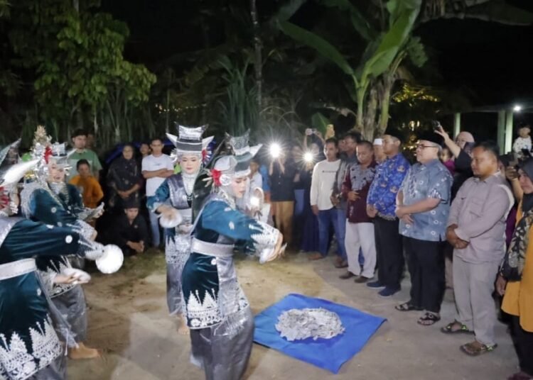 Ketua DPRD Provinsi Sumbar, Muhidi menyerap aspirasi masyarakat di Batipuh Panjang, Kota Padang pada Senin (17/2).