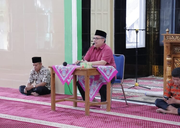 Ketua DPRD Provinsi Sumbar Muhidi saat melaksanakan agenda reses perseorangan masa sidang kedua di Masjid Al-Tim Jihad di Kelurahan Korong Gadang, Kecamatan Kuranji, Kota Padang pada Senin (17/2).