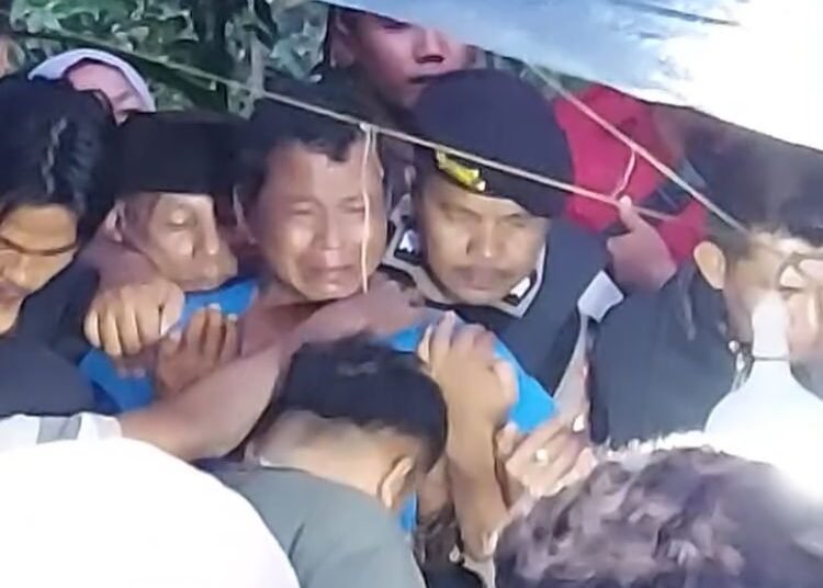 Momen ayah korban mayat yang ditemukan di dalam karung datang ke pemakaman anaknya (tangkap layar video)