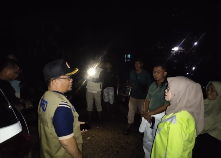 Wabup Dharmasraya, Leli Arni bersama Kepala Pelaksana BPBD Dharmasraya, Eldison saat meninjau lokasi banjir dan dapur umum bagi korban Banjir di Timpeh.