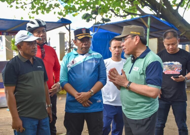 Wakil Wali Kota Padang, Maigus Nasir, saat meninjau kawasan Pujasera, Sabtu (22/2). (foto: ist)