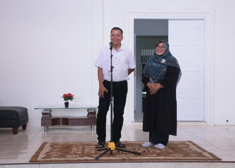 Wakil Wali Kota Payakumbuh, Elzadaswarman,  melakukan doa bersama masyarakat di rumah dinasnya di Jalan Pahlawan, Sabtu (22/2). Foto: Pemko Payakumbuh