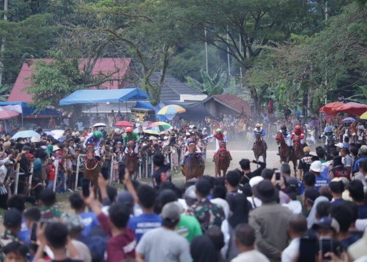 Pacu Kuda Piala Wali Kota Payakumbuh 2025 yang berlangsung di Galanggang Pacu Kubu Gadang, Minggu (23/2) berjalan dengan sukses. Foto: Pemko Payakumbuh