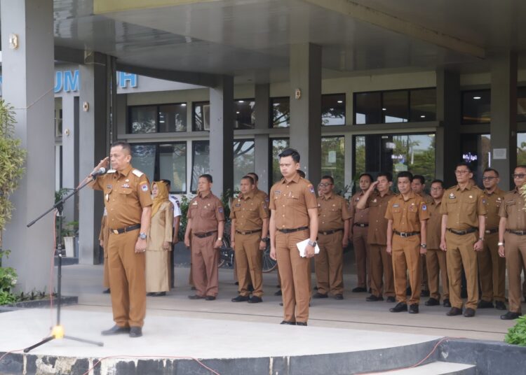 Wakil Wali Kota Payakumbuh, Elzadaswarman saat memimpin apel di dinas pertamanya (foto: Pemko Payakumbuh)