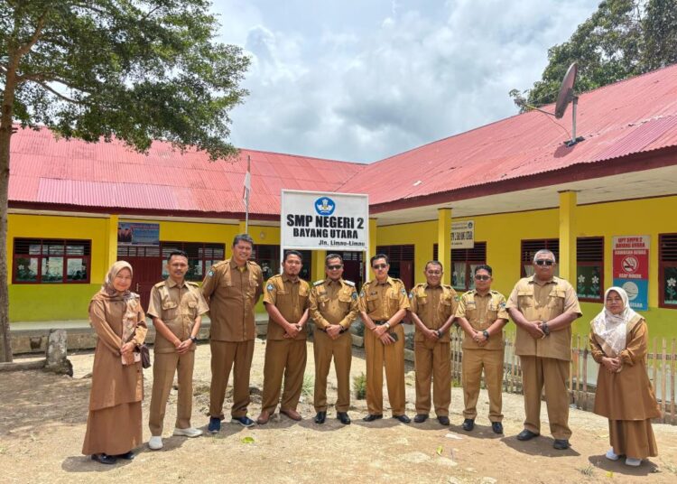 Wakil Bupati Pesisir Selatan (Pessel), Risnaldi Ibrahim, meninjau kondisi SMPN 2 Bayang Utara di Nagari Limau Gadang Pancuang Taba, Kecamatan IV Nagari Bayang Utara, Senin (24/2). Foto: Pemkab Pessel