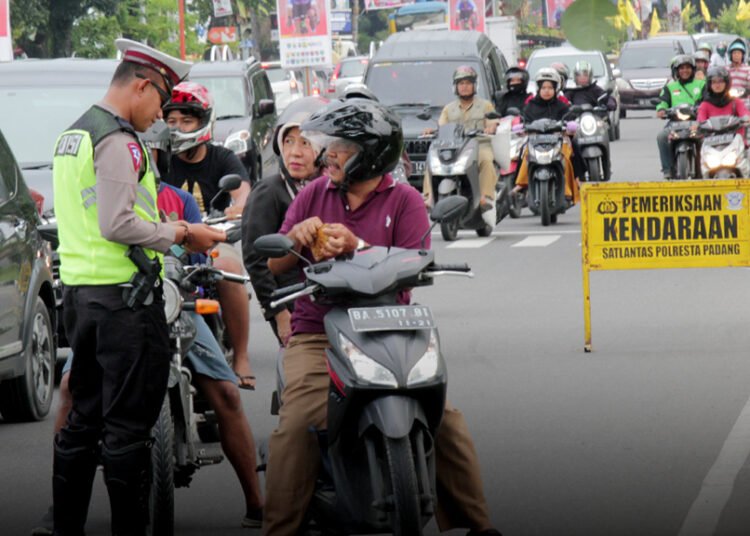 Satlantas Polresta Padang melakukan pemeriksaan dokumen kendaraan. Foto: Polresta Padang