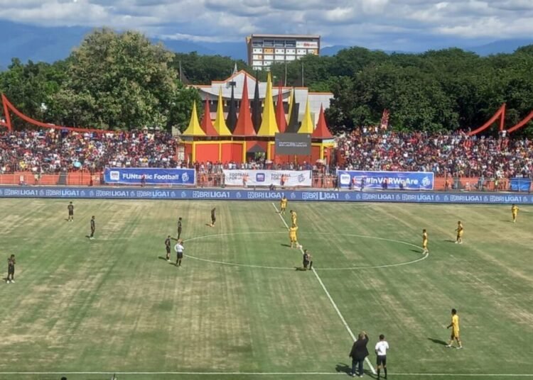 Suasana pertandingan Semen Padang FC vs Malut United di GOR Agus Salim Padang, Minggu (2/2). Foto: Habil Ramanda