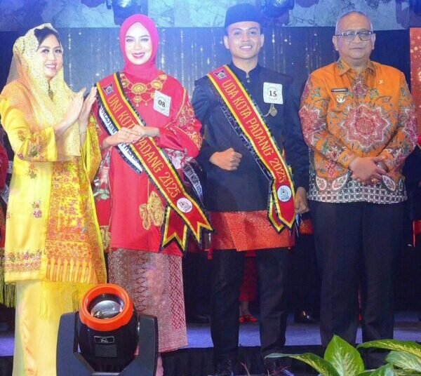 Pj Wali Kota Padang, Andree Algamar dan Ny. Vanny Andree Algamar bersama Uni dan Uda Duta Wisata Kota Padang 2025 Shintia dan Aidil.