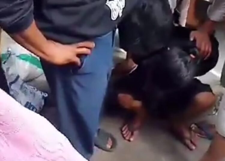 Tangkapan layar video seorang pria di Padang Pariaman dihajar massa usai diteriaki jambret, Selasa (4/2)