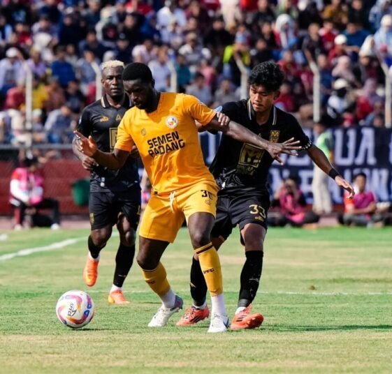 Pemain Semen Padang FC dan Malut United berebut bola dalam laga Liga 1 di Stadion Agus Salim, Minggu (2/2). Foto: Dok. Malut United