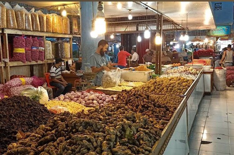 Aktivitas jual beli di Pasar Raya Padang. BPS Sumatera Barat mencatat ekonomi Sumbar tumbuh 4,54 persen pada triwulan II 2026,
