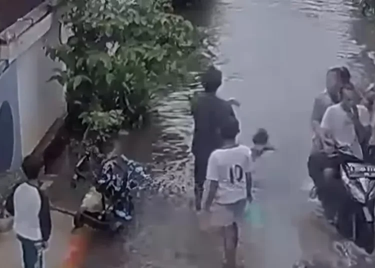 Tangkapan layar video viral Ayah lempar anak ke genangan banjir