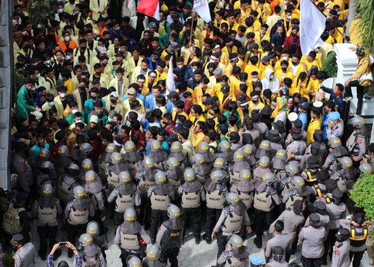 Aksi unjuk rasa mahasiswa Sumatera Barat di Depan Kantor DPRD Sumatera Barat. (Foto: Fachri Hamzah/Tempo)