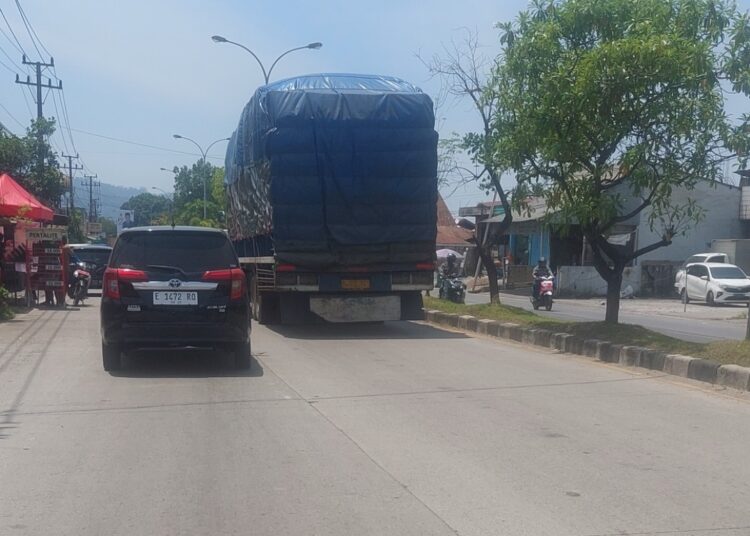 Truk Odol melintas di Jalan Raya Indarung-Lubuk Begalung, Kota Padang