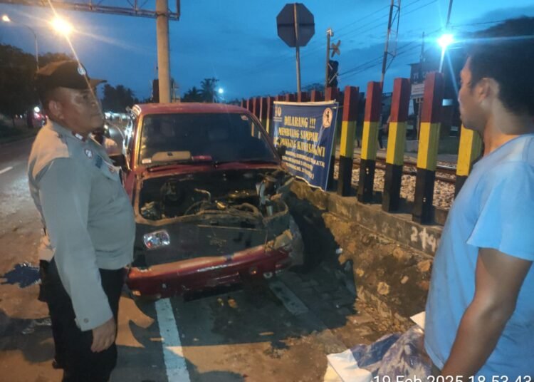 Penampakan minibus rusak dihantam kereta api di Padang, Rabu (19/2) sore.