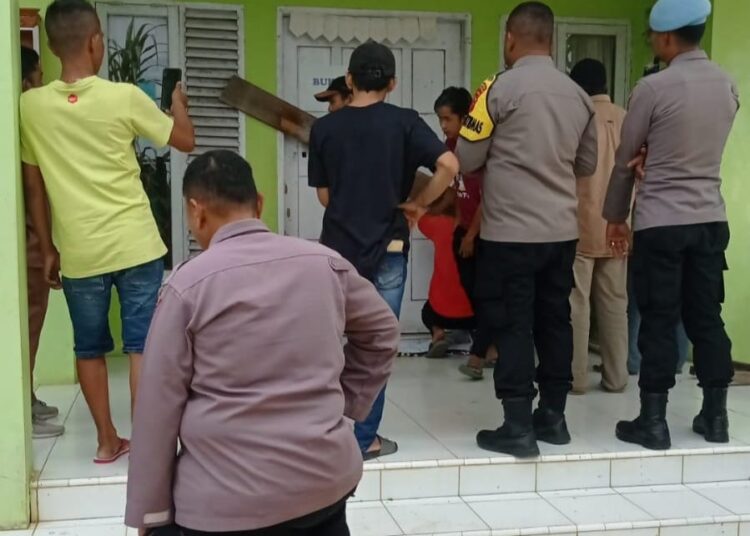 Sekitar 250 orang warga Nagari Koto Rawang, Kecamatan IV Jurai, Pesisir Selatan, berdemonstrasi ke kantor wali nagari setempat dan menyegel kantor tersebut pada Selasa (4/2) pukul 11.00 WIB. Foto: IST