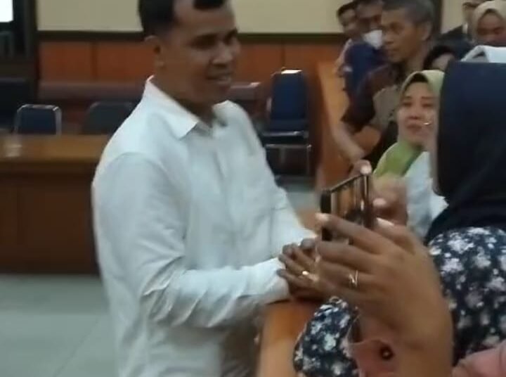 Doni Rahmat Samulo usai divonis bebas oleh Hakim Pengadilan Negeri Kelas I A Padang (Foto: Sumbarkita/Habil)