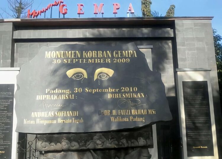 Monumen Gempa Padang (foto: atourin)