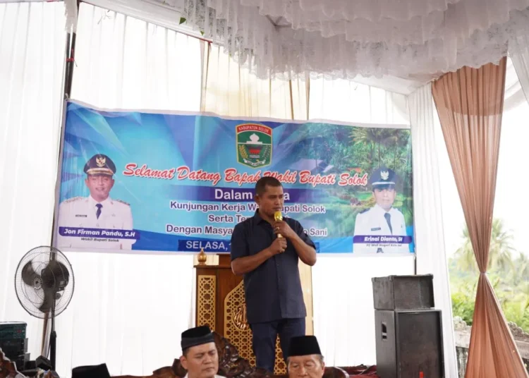 Wakil Bupati (Wabup) Solok Jon Firman Pandu saat melaksanakan kunjungan kerja dan temu ramah bersama masyarakat di Jorong Padang Balimbiang Nagari Koto Sani, Kabupaten Solok, Sumbar. (Diskominfo Solok)