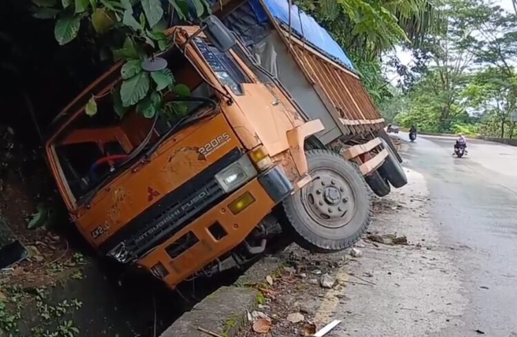 Kecelakaan truk di Sitinjau Lauik, Rabu (19/2).