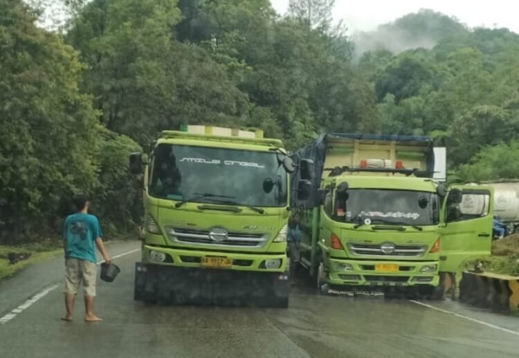 Truk mogok di Sitinjau Lauik, Sabtu (22/2).