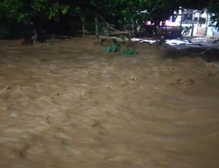 Banjir menerjang Balai Jariang, Nagari Air Tabit, Kecamatan Payakumbuh Timur, Kota Payakumbuh, pada Senin (17/2) pukul 21.00 akibat hujan deras yang terjadi sejak pukul 20.00 WIB. Foto: IST