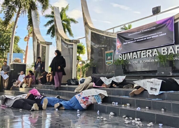 Teatrikal memperingati Hari Perempuan Internasional 2025 di depan Kantor Gubernur Sumbar, Jumat (7/3).