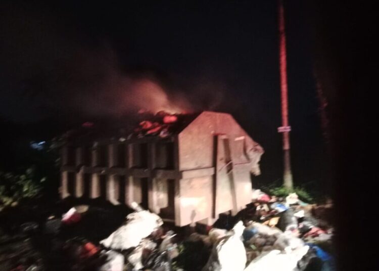 Foto: Kontainer bak sampah milik Dinas Lingkungan Hidup Kota Padang diduga dibakar oleh orang tak dikenal, Jumat (7/3).