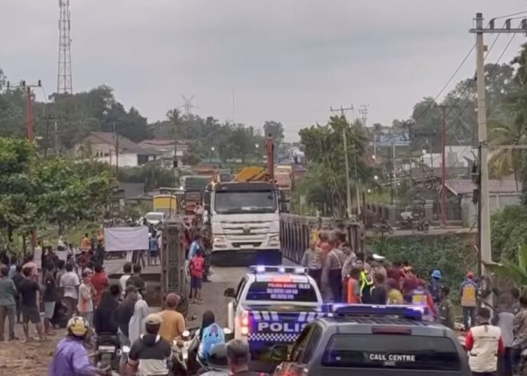 Pembangunan jembatan darurat di lokasi jalan amblas KM 58 lintas Sumatera, Dusun Sirih Sikapur, Kabupaten Bungo, Jambi, telah rampung dan diuji coba pada Selasa (11/3) sore.