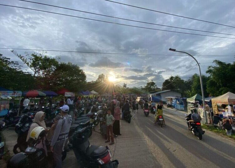 Warga Kota Payakumbuh ngabuburit sambil berburu kuliner dan takjil.