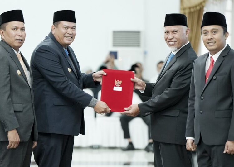 Yota Balad dan Mulyadi menerima Surat Keputusan (SK) sebagai Wali Kota dan Wakil Wali Kota Pariaman periode 2025-2030 yang diserahkan Gubernur Sumatera Barat Mahyeldi, di Auditorium Gubernuran Sumatera Barat, Kamis (6/3/2025).