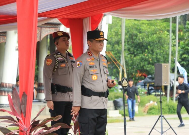 Kapolda Sumbar Irjen Pol Gatot Tri Suryanta memimpin apel gelar pasukan Operasi Ketupat Singgalang 2025 di lapangan RTH Imam Bonjol, Padang pada Kamis (20/3) pagi.
