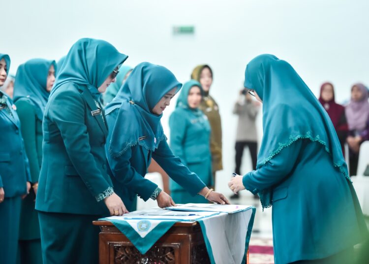 Yesi Endriani Ramlan saat pelantikan Ketua Tim Penggerak PKK, Pembina Posyandu dan Deskranasda Kota Bukittinggi. (foto: Pemko Bukittinggi).