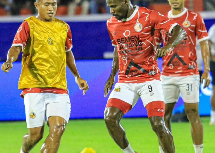 Punggawa Semen Padang FC pemanasan sebelum menghadapi PSBS Biak di Stadion Agus Salim, Sabtu (1/3). Foto: Instagram Semen Padang