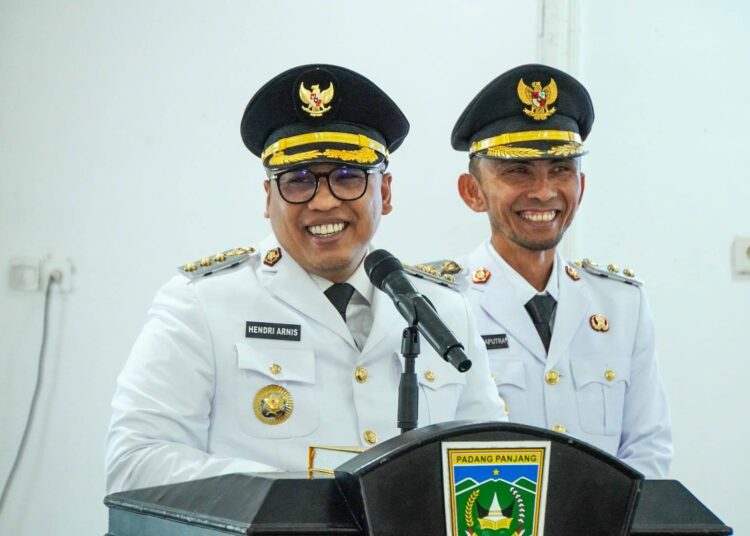 Wali Kota Padang Panjang, Hendri Arnis sampaikan pidato pertama pada Rapat Paripurna Pidato Penyambutan Wali Kota Padang Panjang Periode 2025-2030, Senin (3/3). (foto: Diskominfo Padang Panjang)