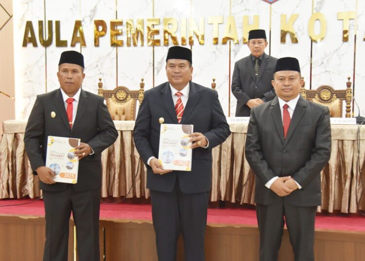 Penyerahan Memori Serah Terima Jabatan Pejabat Wali Kota Pariaman kepada Wali Kota dan Wakil Wali Kota Pariaman Periode 2025-2030 di Aula Pertemuan Balai Kota Pariaman acara pada Senin (3/3). (foto: Diskominfo Pariaman)