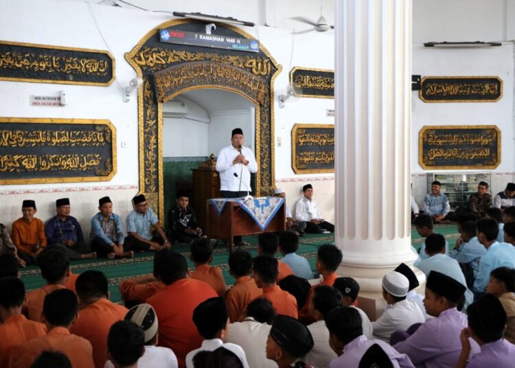 Wali Kota Pariaman, Yota Balad membuka Pembelajaran Ramadan tahun 2025 untuk tingkat Sekolah Dasar (SD) dan Sekolah Menengah Pertama (SMP) di Kecamatan Pariaman Tengah dan Pariaman Selatan di Mesjid Darul Ma’arif Kelurahan Pondok II Kecamatan Pariaman Tengah pada Jumat (7/3).